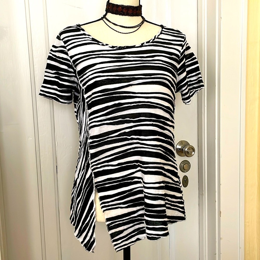 NWOT Apropos Black and‎ White Dimensional Swing Tee shirt with side slit Size M